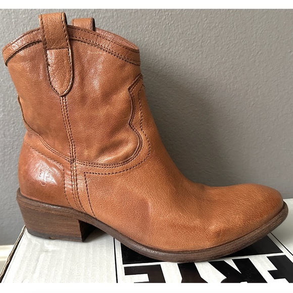 Frye Carson Shortie Cognac Ankle Boots - Worn Once for an Hour w/ Tags in Box - Picture 10 of 16